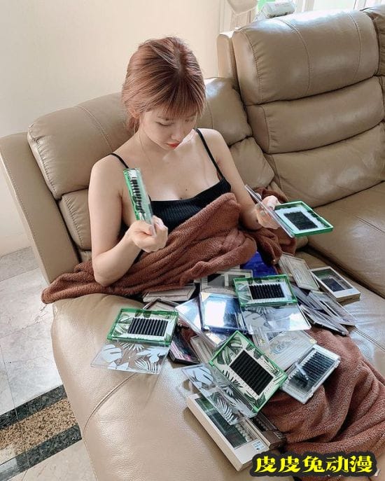 生娃后依旧晒出美照 泰国网红辣妈美艳写真-皮皮兔动漫