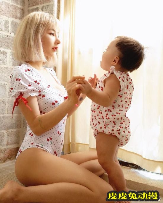 生娃后依旧晒出美照 泰国网红辣妈美艳写真