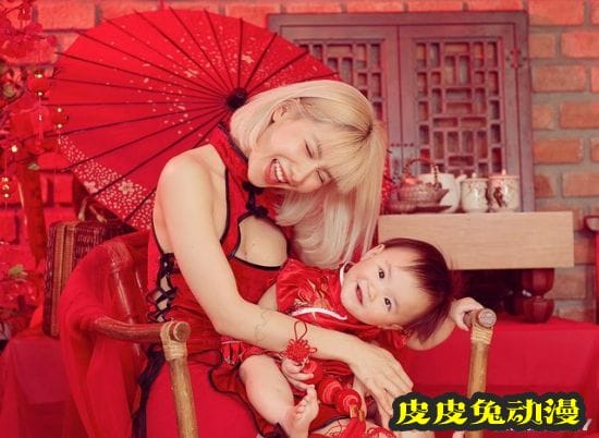 生娃后依旧晒出美照 泰国网红辣妈美艳写真