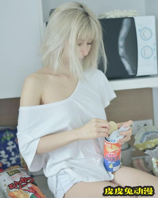 生娃后依旧晒出美照 泰国网红辣妈美艳写真