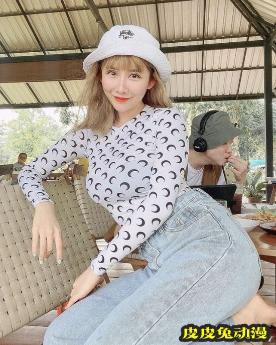 生娃后依旧晒出美照 泰国网红辣妈美艳写真