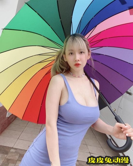 生娃后依旧晒出美照 泰国网红辣妈美艳写真