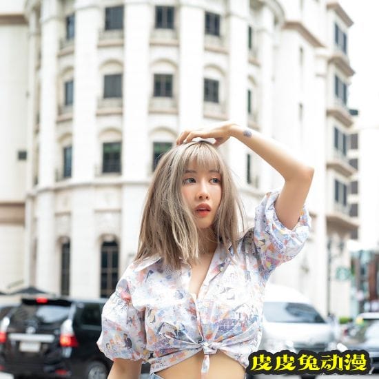 生娃后依旧晒出美照 泰国网红辣妈美艳写真