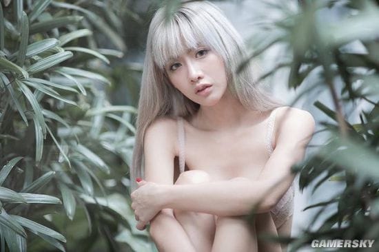 生娃后依旧晒出美照 泰国网红辣妈美艳写真