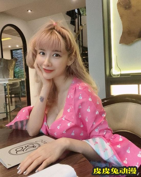 生娃后依旧晒出美照 泰国网红辣妈美艳写真