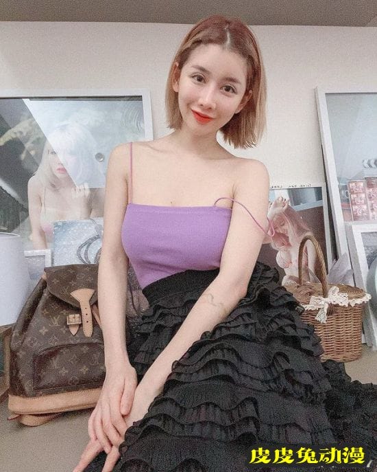 生娃后依旧晒出美照 泰国网红辣妈美艳写真