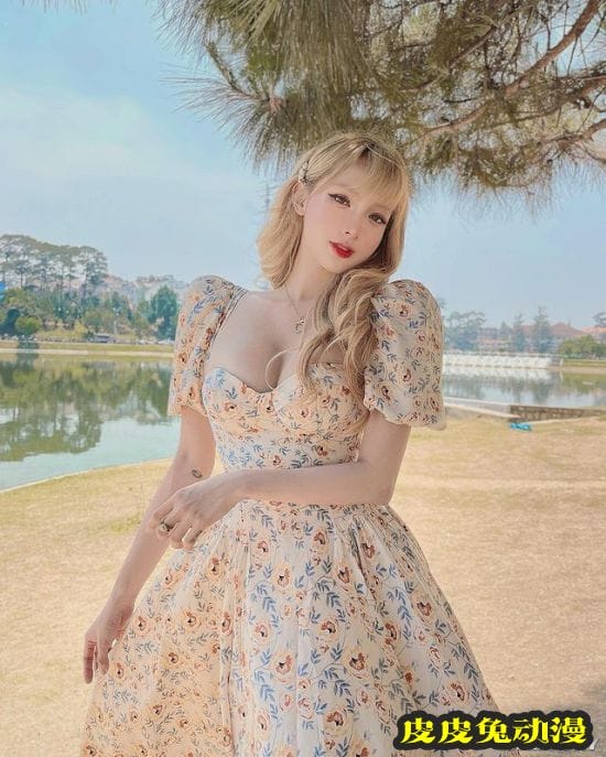 自曝变性经历的火辣正妹 性感身型让网友想恋爱