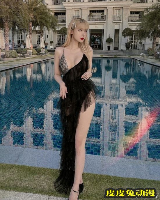 自曝变性经历的火辣正妹 性感身型让网友想恋爱