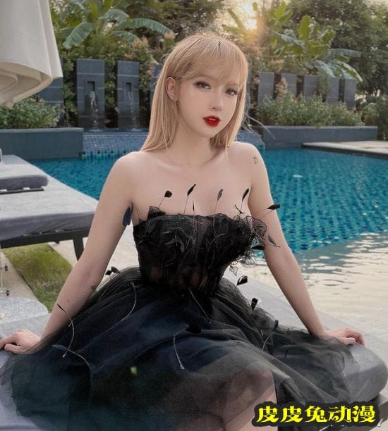 自曝变性经历的火辣正妹 性感身型让网友想恋爱