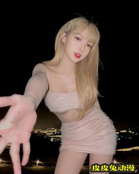 自曝变性经历的火辣正妹 性感身型让网友想恋爱