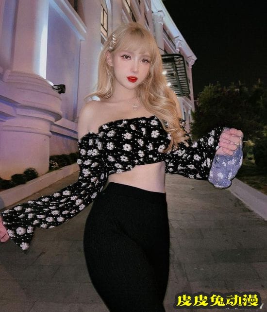 自曝变性经历的火辣正妹 性感身型让网友想恋爱