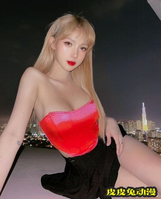 自曝变性经历的火辣正妹 性感身型让网友想恋爱