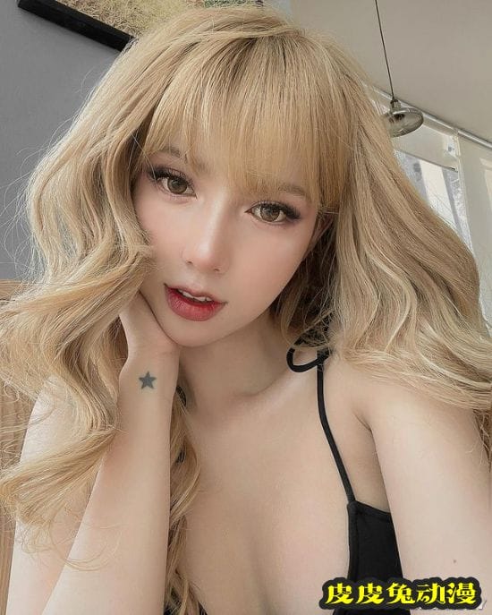 自曝变性经历的火辣正妹 性感身型让网友想恋爱