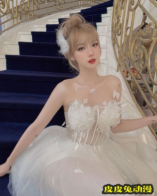 自曝变性经历的火辣正妹 性感身型让网友想恋爱