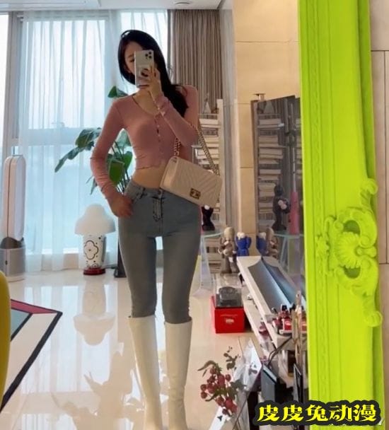 韩国美女漫画家走红网络 二次元身材亲自COS女主角