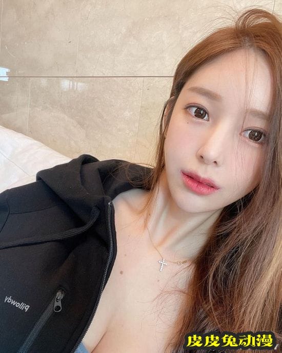 韩国美女漫画家走红网络 二次元身材亲自COS女主角