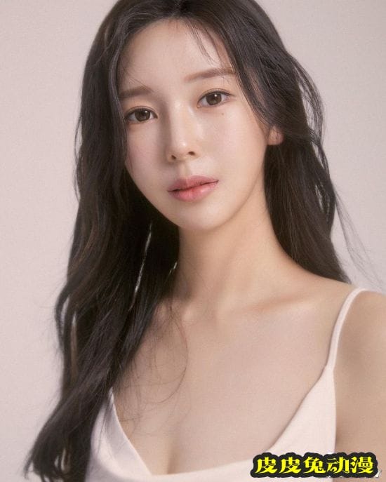 韩国美女漫画家走红网络 二次元身材亲自COS女主角