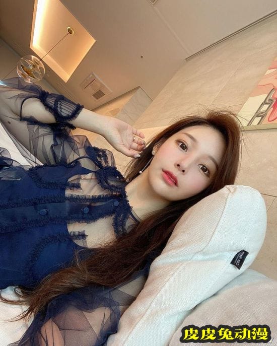 韩国美女漫画家走红网络 二次元身材亲自COS女主角