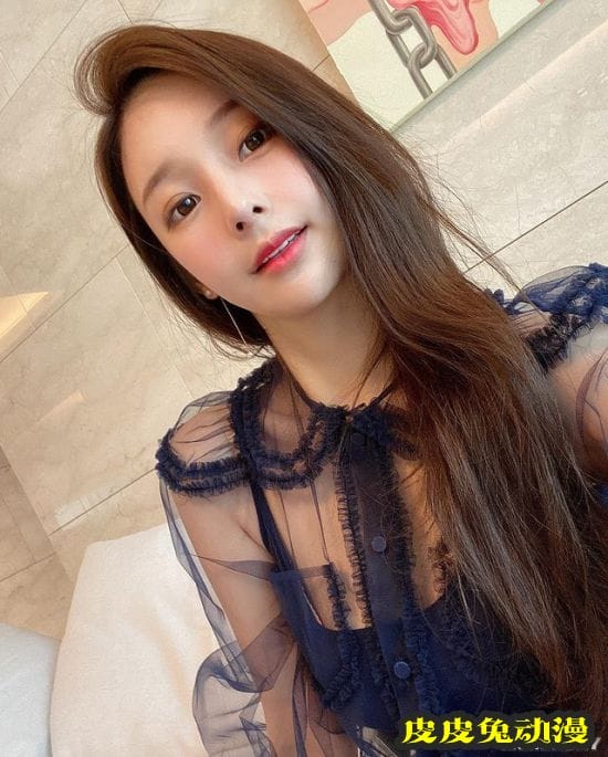 韩国美女漫画家走红网络 二次元身材亲自COS女主角