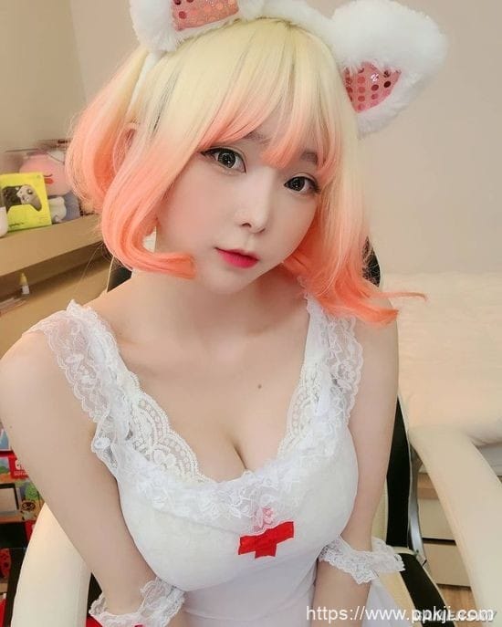 杀死童贞毛衣出击 可甜可辣的韩国正妹主播