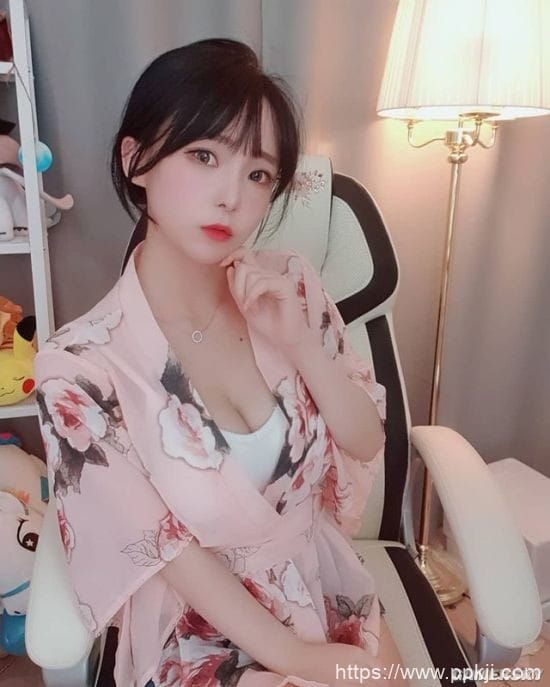 杀死童贞毛衣出击 可甜可辣的韩国正妹主播