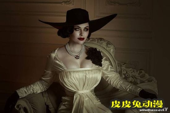 俄妹COS《生化8》吸血鬼贵妇 大的还原惊悚感拉满
