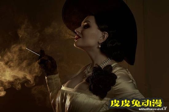 俄妹COS《生化8》吸血鬼贵妇 大的还原惊悚感拉满