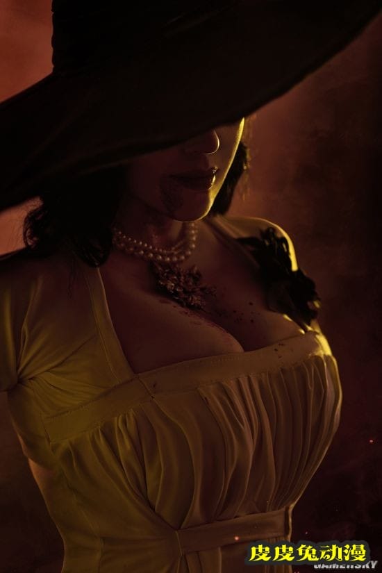 俄妹COS《生化危机8》吸血鬼女儿 性感黑丝超还原