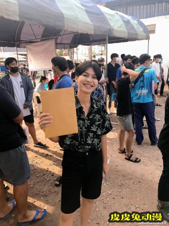 泰国变性妹子参加征兵抽签 网友称赞她勇气可嘉