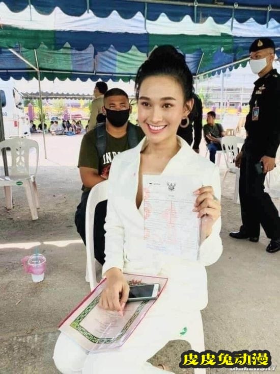 泰国变性妹子参加征兵抽签 网友称赞她勇气可嘉