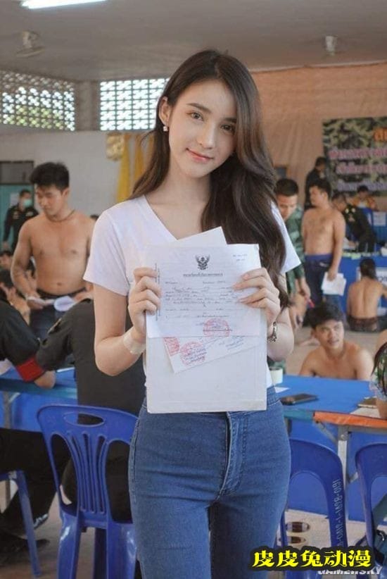 泰国变性妹子参加征兵抽签 网友称赞她勇气可嘉