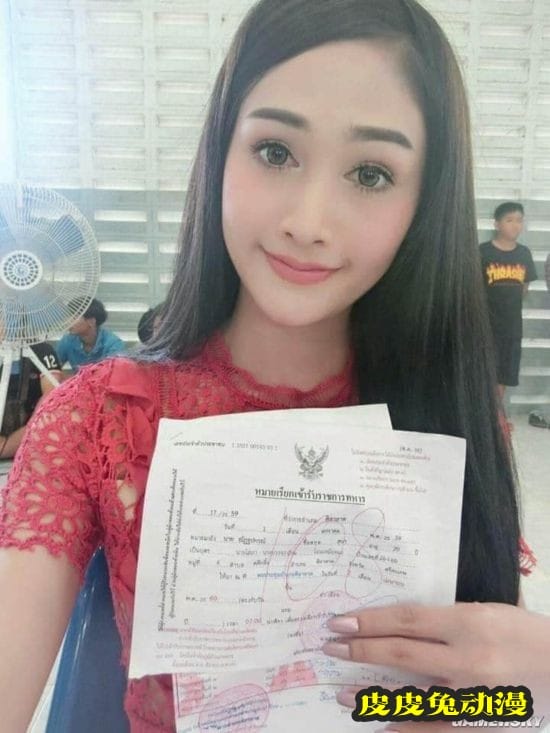 泰国变性妹子参加征兵抽签 网友称赞她勇气可嘉