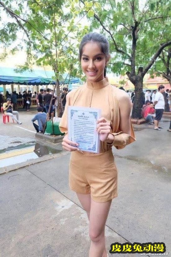 泰国变性妹子参加征兵抽签 网友称赞她勇气可嘉
