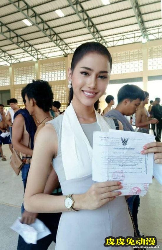 泰国变性妹子参加征兵抽签 网友称赞她勇气可嘉