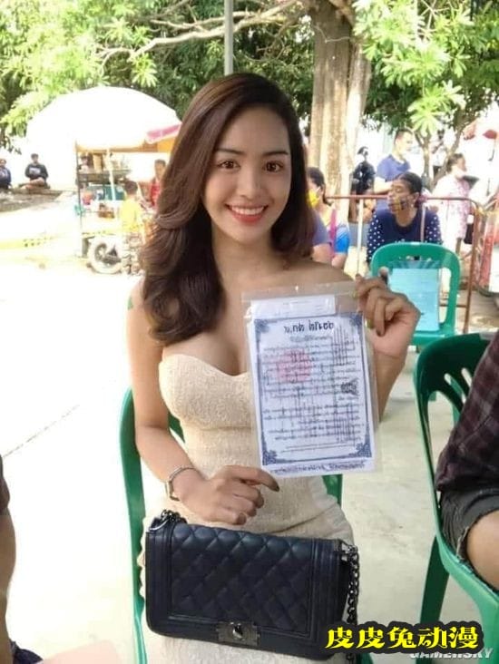 泰国变性妹子参加征兵抽签 网友称赞她勇气可嘉