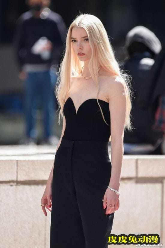 安雅泰勒-乔伊片场美照 深V露肩装高佻性感