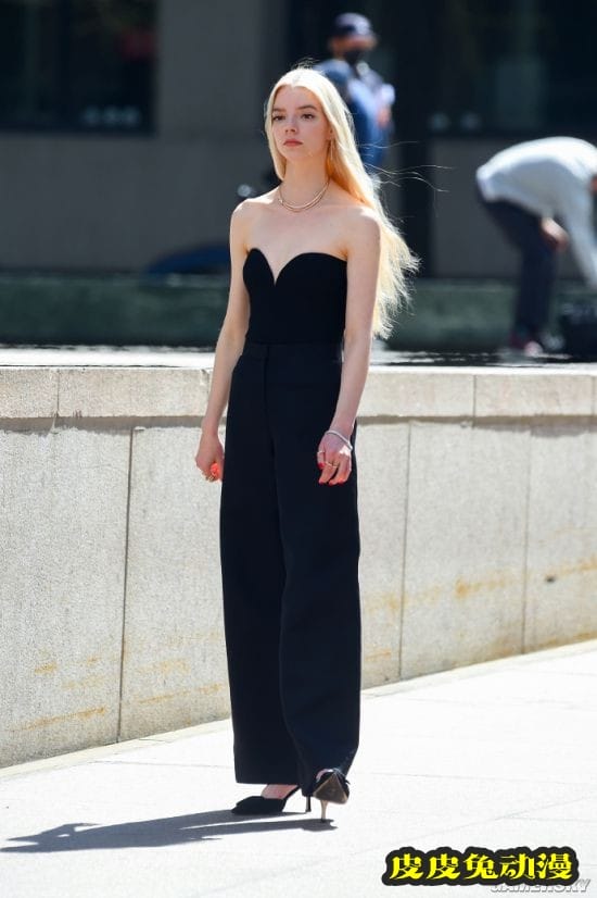 安雅泰勒-乔伊片场美照 深V露肩装高佻性感