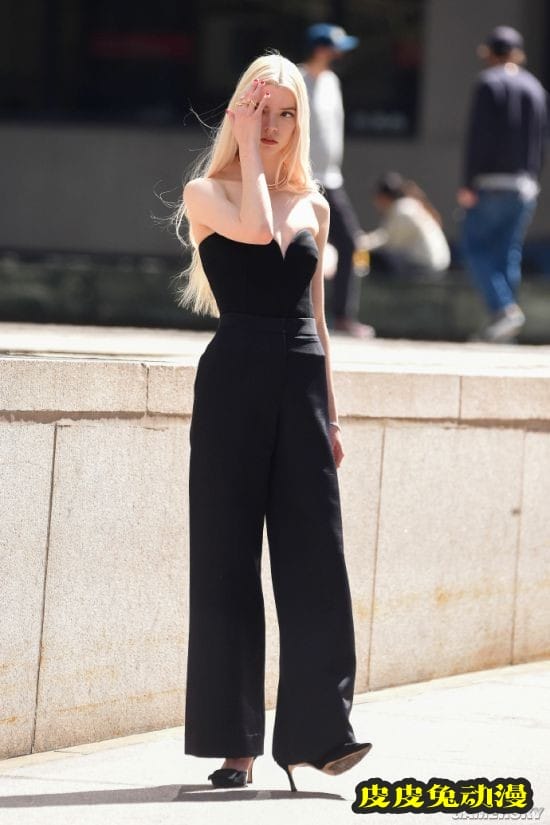 安雅泰勒-乔伊片场美照 深V露肩装高佻性感