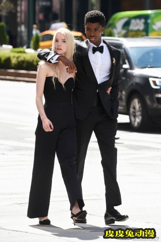 安雅泰勒-乔伊片场美照 深V露肩装高佻性感