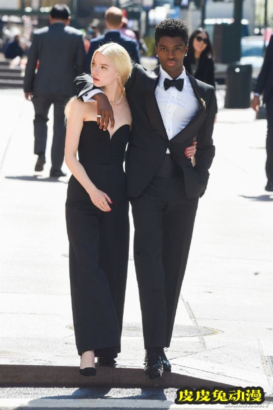 安雅泰勒-乔伊片场美照 深V露肩装高佻性感