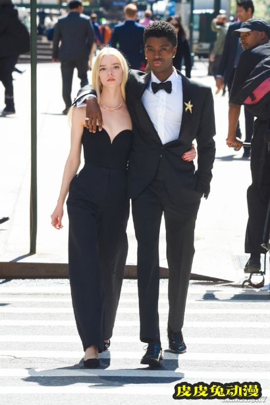 安雅泰勒-乔伊片场美照 深V露肩装高佻性感