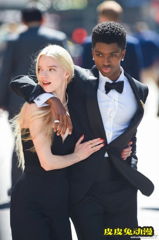 安雅泰勒-乔伊片场美照 深V露肩装高佻性感