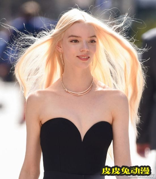 安雅泰勒-乔伊片场美照 深V露肩装高佻性感