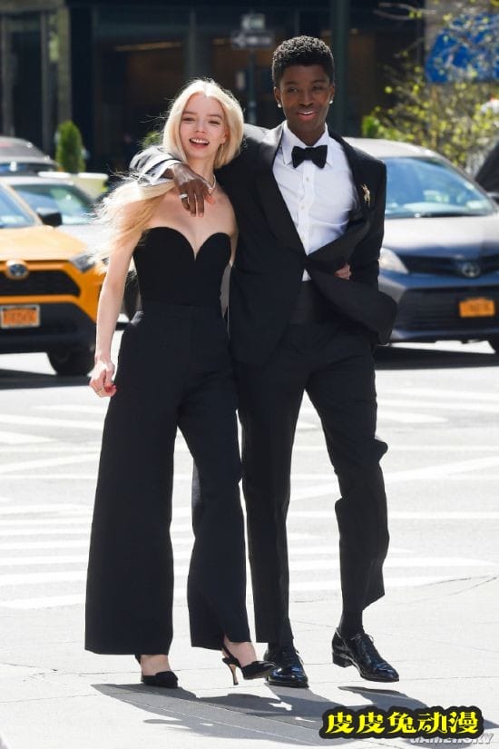 安雅泰勒-乔伊片场美照 深V露肩装高佻性感