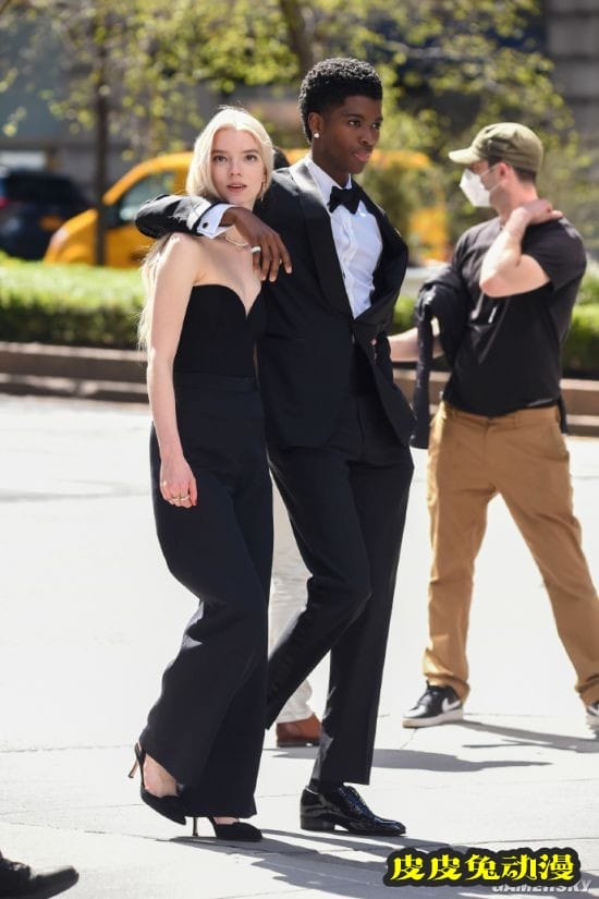 安雅泰勒-乔伊片场美照 深V露肩装高佻性感