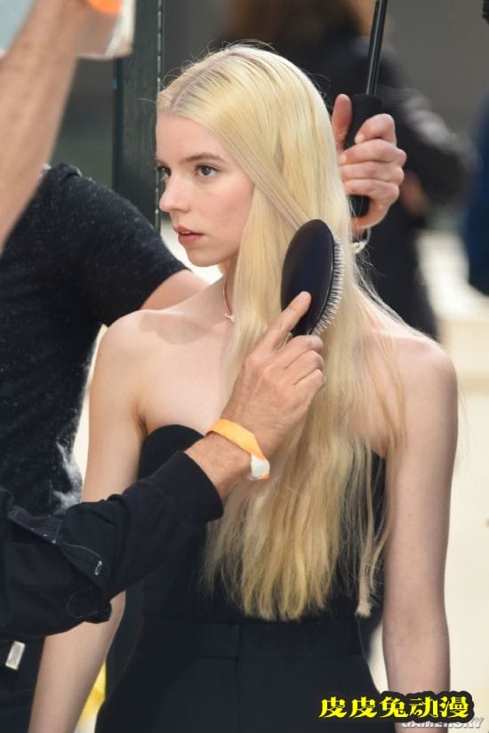 安雅泰勒-乔伊片场美照 深V露肩装高佻性感