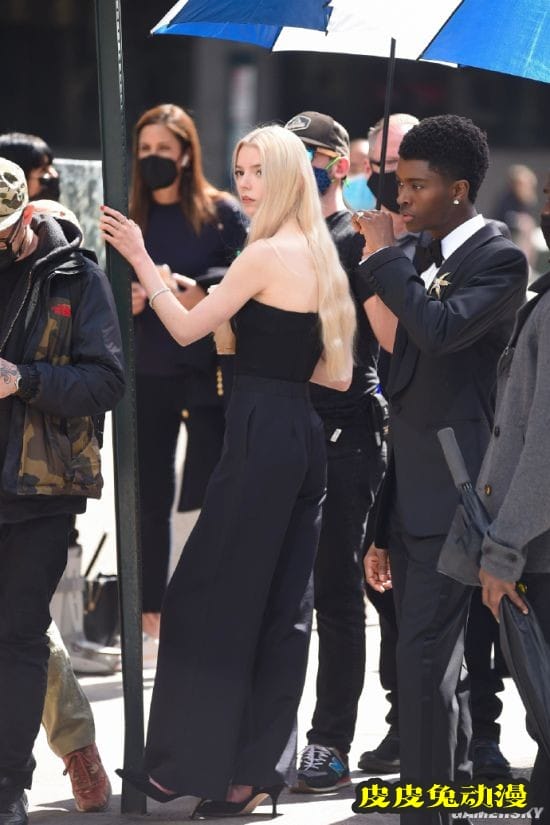 安雅泰勒-乔伊片场美照 深V露肩装高佻性感