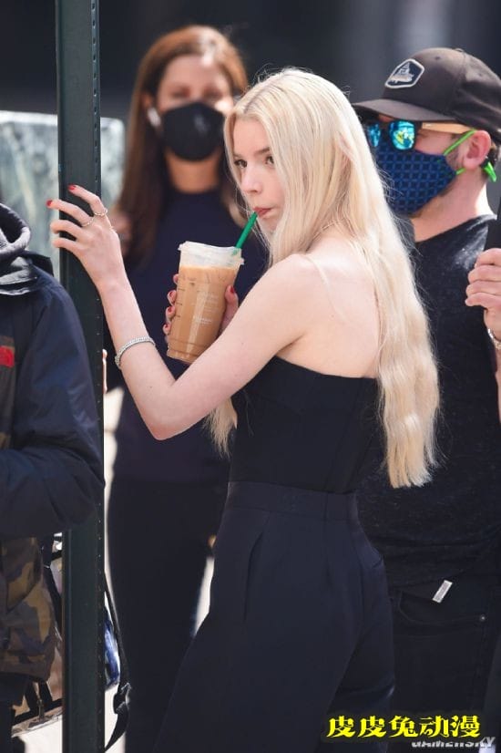 安雅泰勒-乔伊片场美照 深V露肩装高佻性感