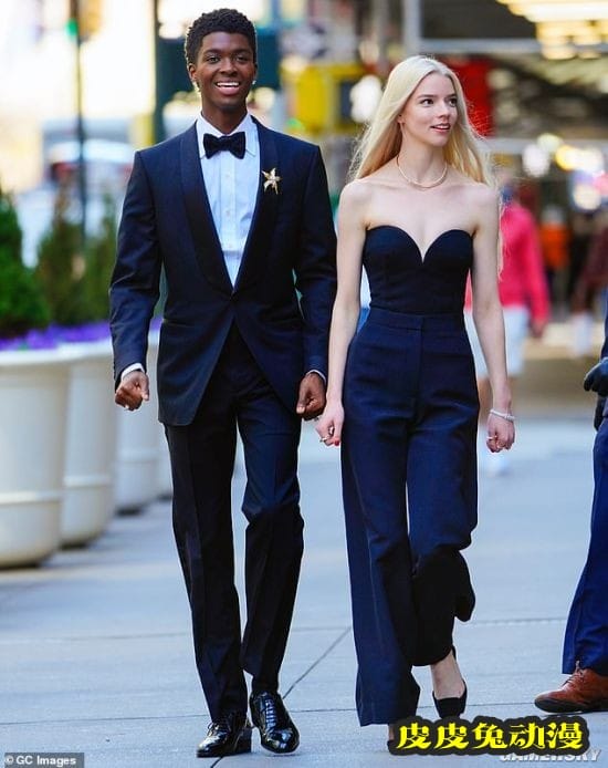 安雅泰勒-乔伊片场美照 深V露肩装高佻性感