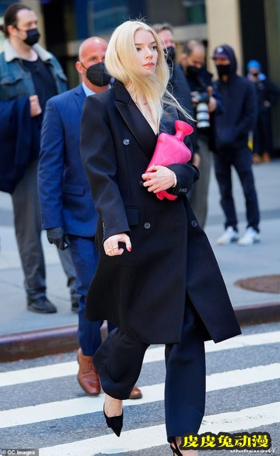 安雅泰勒-乔伊片场美照 深V露肩装高佻性感